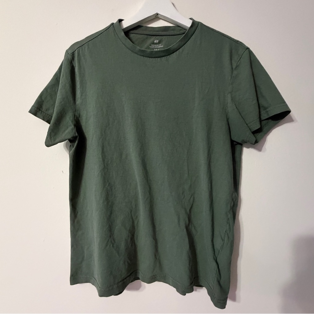 H&M Forest Green Short Sleeve Tee in Small size